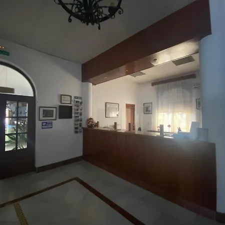 梅森福恩特德尔皮诺酒店 2*